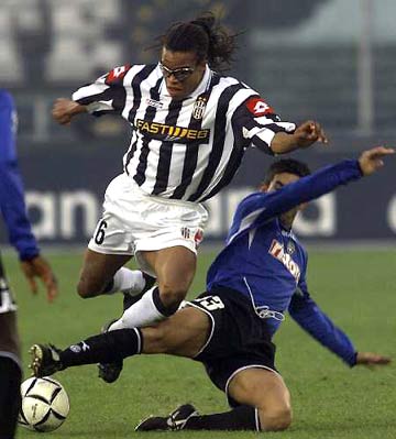 记者：卡马文加腿筋疼痛，可能缺席法国与乌克兰的比赛（据记者报道，卡马文加腿筋不适，或缺席法国对乌克兰一战）