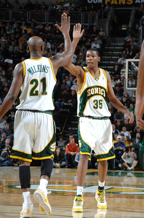 强硬秀肌肉！唐斯冲击内线 怼翻防守强攻打成2+1（硬碰硬！唐斯强突篮下撞翻防守打成2+1）