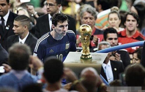 罗马诺：切尔西认为埃斯特旺是完美签约，愿笑着支付浮动条款（罗马诺：切尔西视埃斯特旺为理想引援，愿欣然支付附加条款）