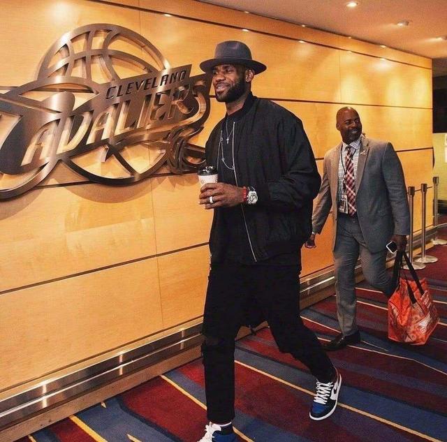 汪涵陪儿子马术比赛展现轻松生活面，体现家庭关怀与育儿智慧，引发网友热议。（汪涵陪儿参加马术赛，轻松生活与家庭关怀尽显，育儿智慧引发热议）