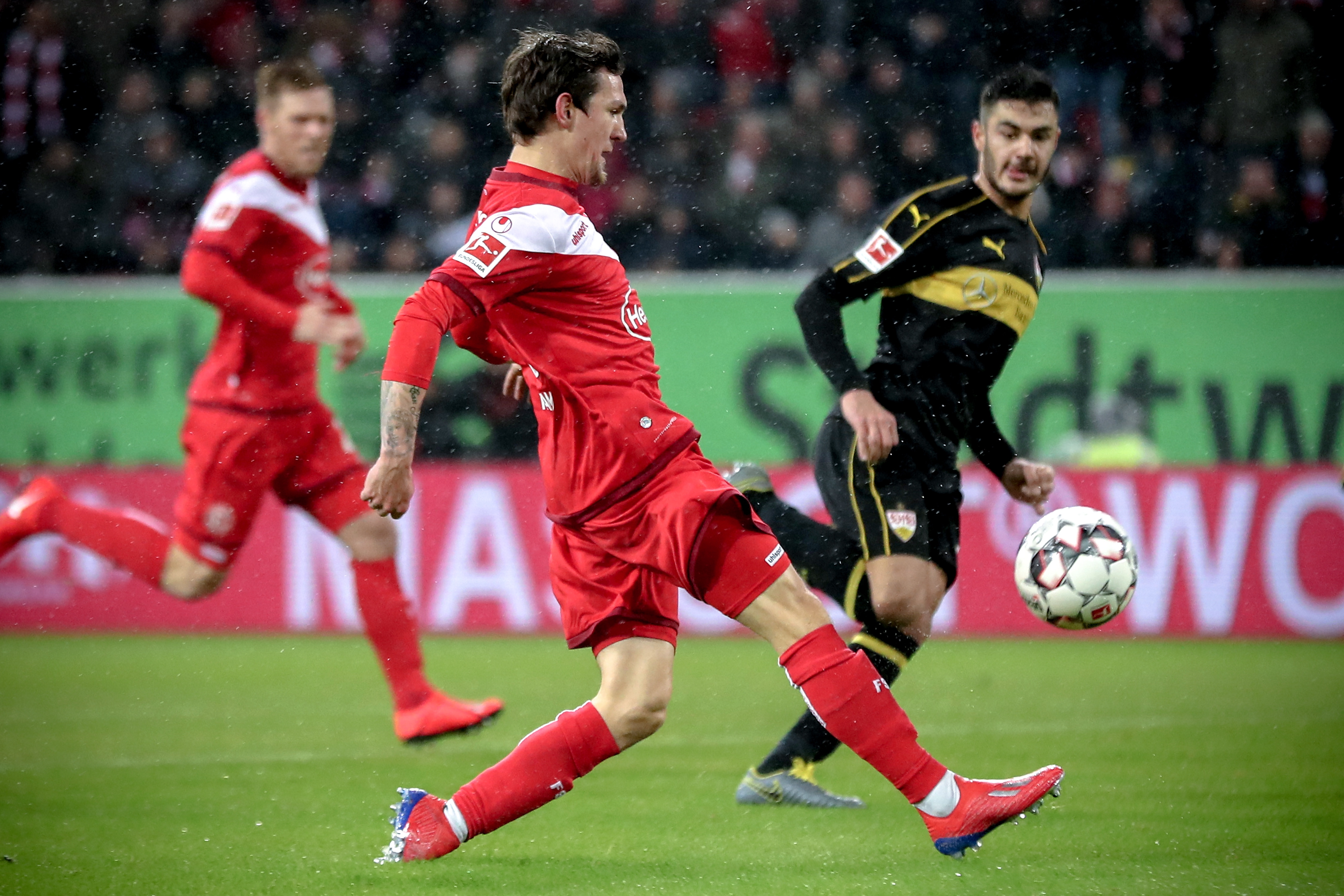 意甲登顶！让2追3 米兰3-2客胜都灵反超两强 普利西奇替补双响（米兰客场3-2逆转都灵登顶意甲：一战反超两强，普利西奇替补梅开二度）