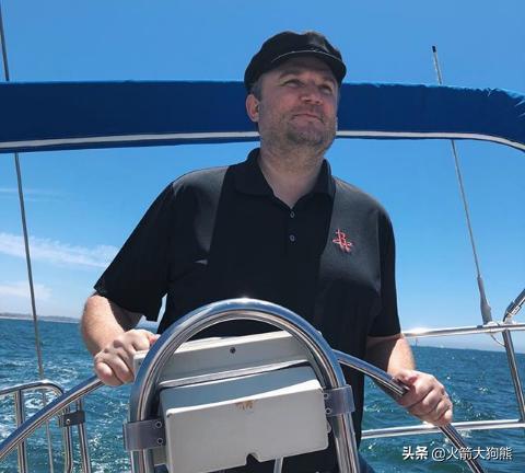 曼联英超15轮4-1胜狼队，近3轮不败，B费2射1传，助球队冲至第六，有望重返欧冠区。（英超第15轮：曼联4-1击退狼队，B费梅开二度+助攻，近3轮不败升至第六，剑指欧冠区）