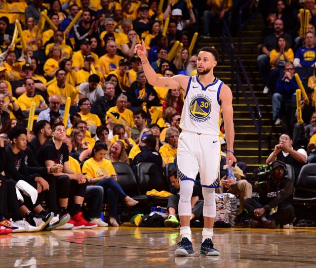 足球曝英超巨星考虑加盟沙特联赛，工资惊人（曝英超巨星或转战沙特联赛，天价薪资引热议）